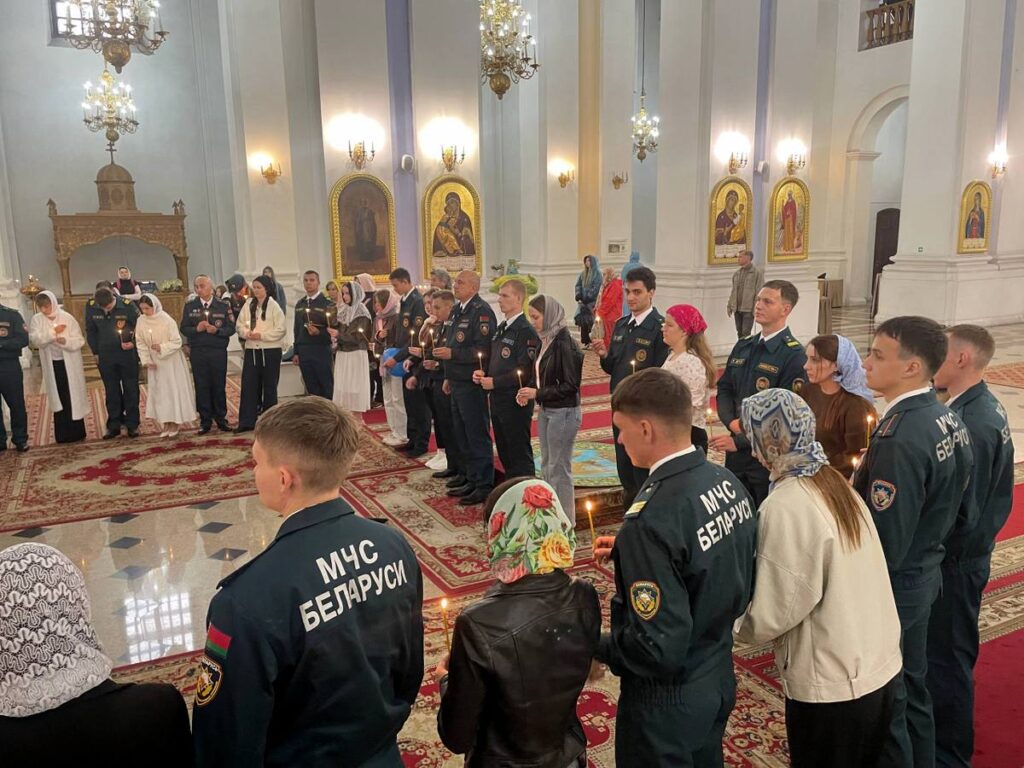 руководитель отдела во взамодействию с Вооруженными силами протоиерей Александр Мозолов и ответственный по взаимодействию с МЧС иерей Георгий Совецкий