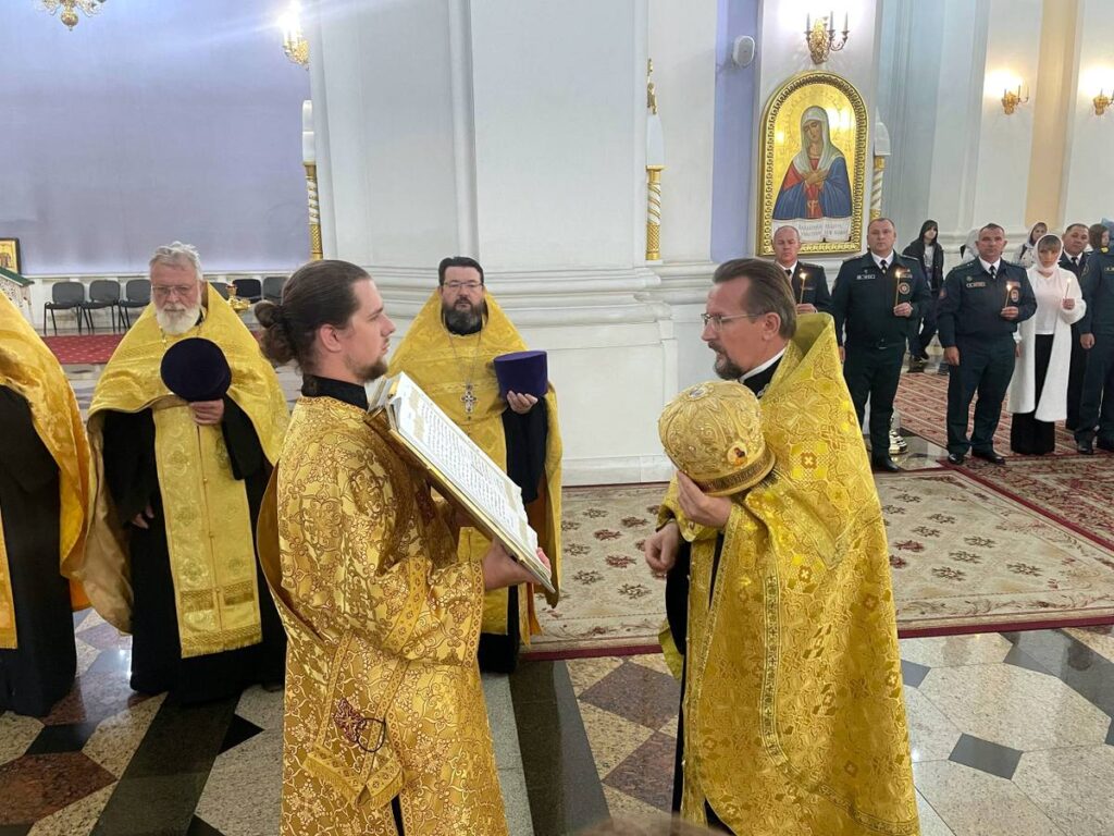 руководитель отдела во взамодействию с Вооруженными силами протоиерей Александр Мозолов и ответственный по взаимодействию с МЧС иерей Георгий Совецкий