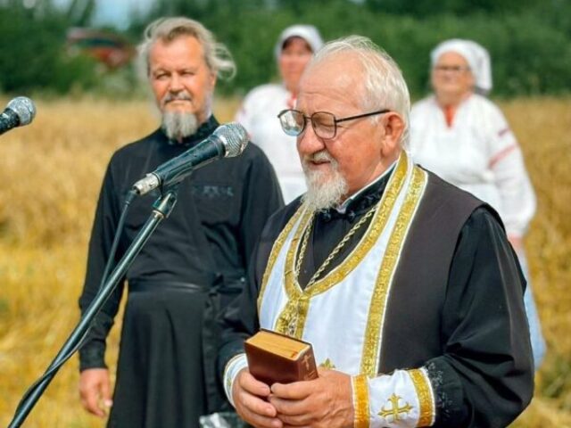 Протоиерей Владимир Коледа благословил жатву в Чашникском районе