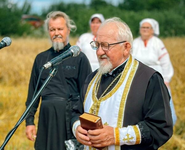 Протоиерей Владимир Коледа благословил жатву в Чашникском районе