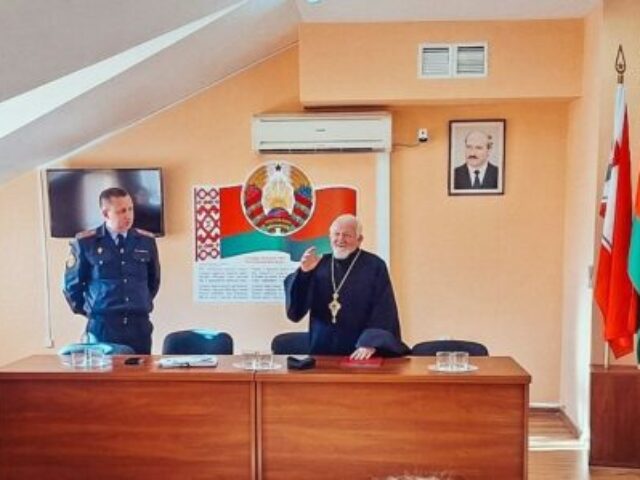 Протоиерей Владимир Коледа побеседовал с сотрудниками Чашникского районного департамента охраны