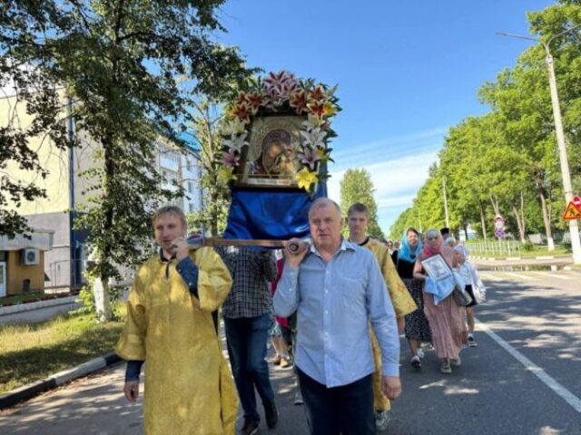 В день Казанской иконы Божией Матери в Новолукомле прошел крестный ход