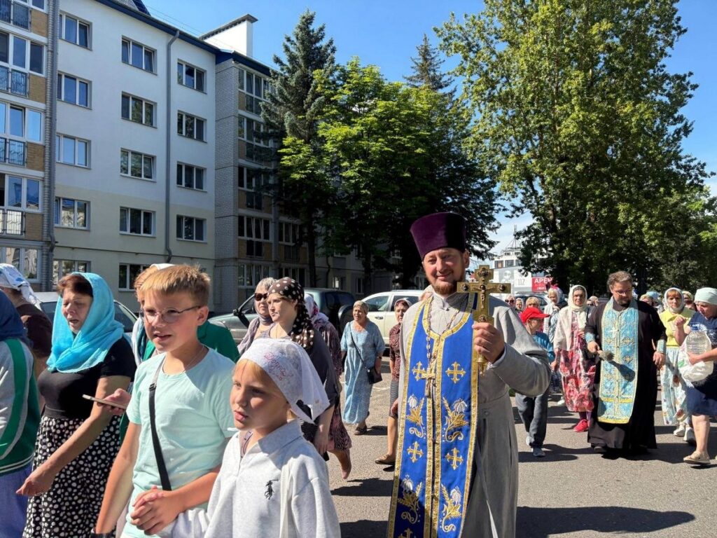 В день Казанской иконы Божией Матери в Новолукомле прошел крестный ход