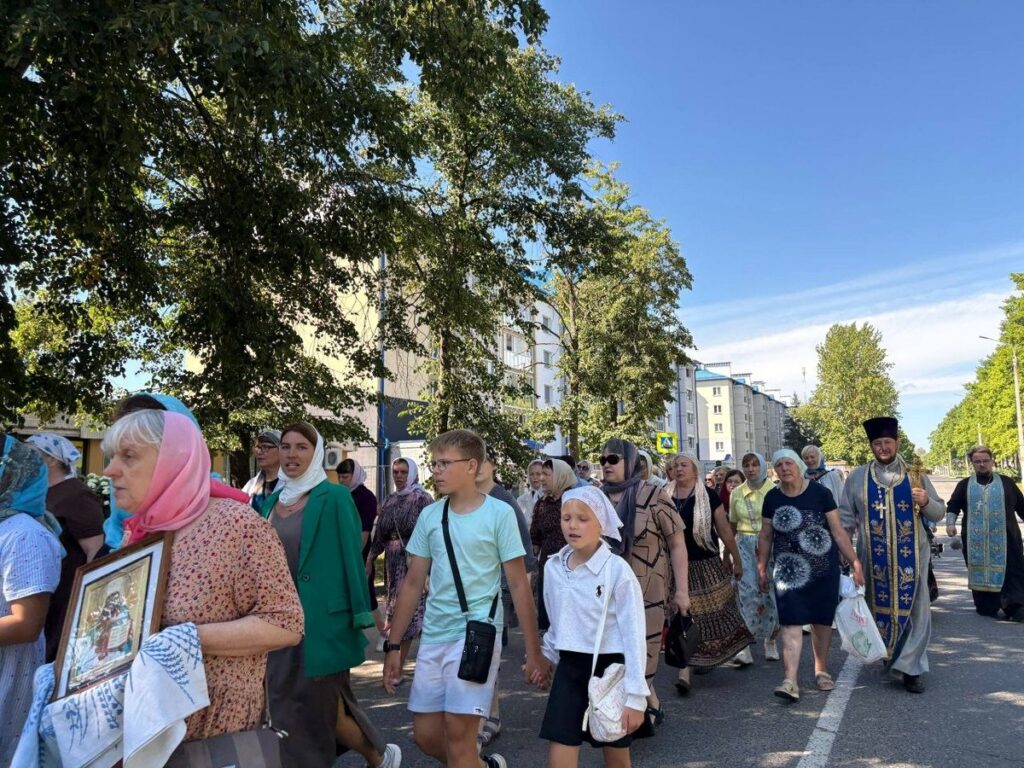 В день Казанской иконы Божией Матери в Новолукомле прошел крестный ход