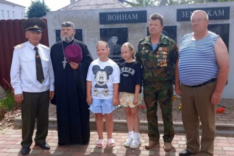 В день Военно-морского флота Никольский храм Шумилино посетили члены районной организации Союза военных моряков