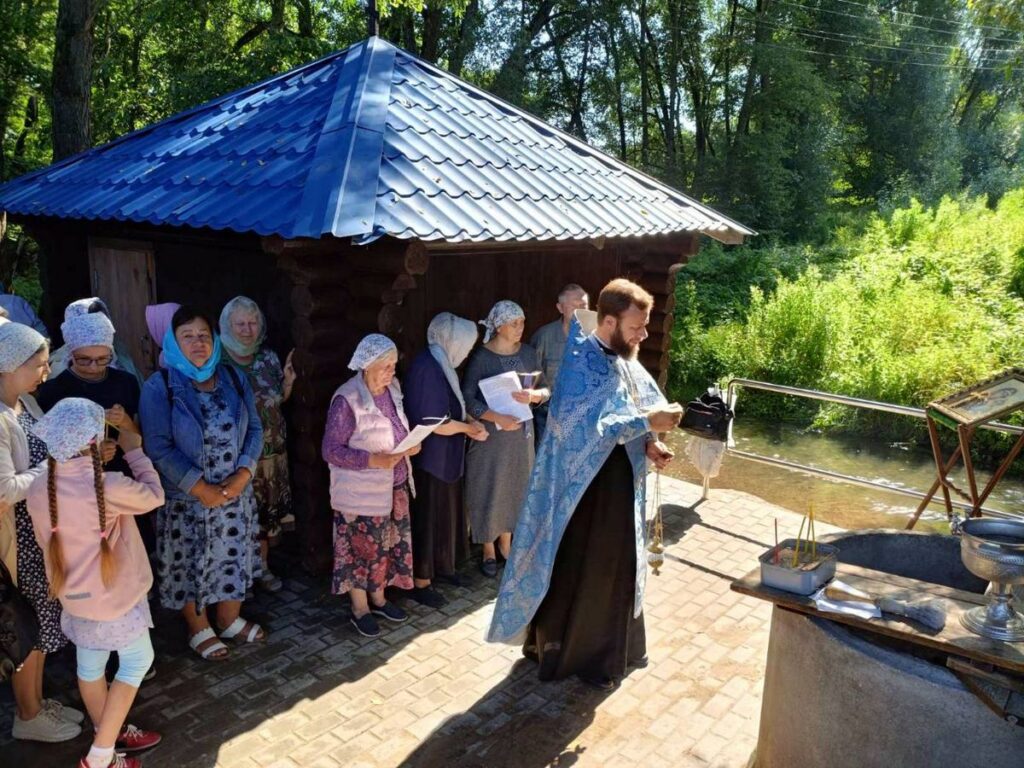 В деревне Бородино после реконструкции открыли источник, освященный в честь Казанской иконы Божией Матери