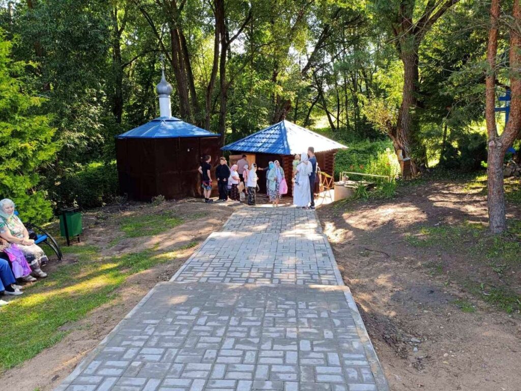 В деревне Бородино после реконструкции открыли источник, освященный в честь Казанской иконы Божией Матери