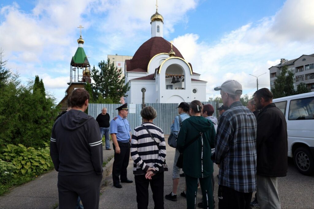 Сотрудники Октябрьского РОВД и подучетные граждане провели работы по благоустройству храма Рождества Христова Витебска