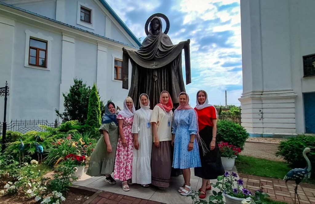 Воспитанники воскресной школы и представители молодежного братства храма Преображения Господня г. Чашники посетили Покровский монастырь Толочина