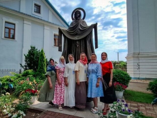 Воспитанники воскресной школы и представители молодежного братства храма Преображения Господня г. Чашники посетили Покровский монастырь Толочина