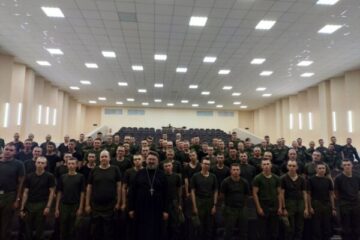 Иерей Сергий Денищиц встретился с личным составом артиллерийского подразделения