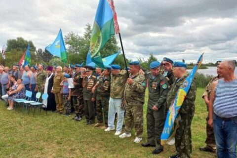 Протоиерей Феодор Пучинский освятил памятный знак ветеранам ВДВ