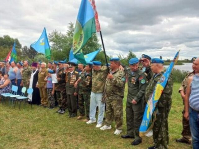 Протоиерей Феодор Пучинский освятил памятный знак ветеранам ВДВ