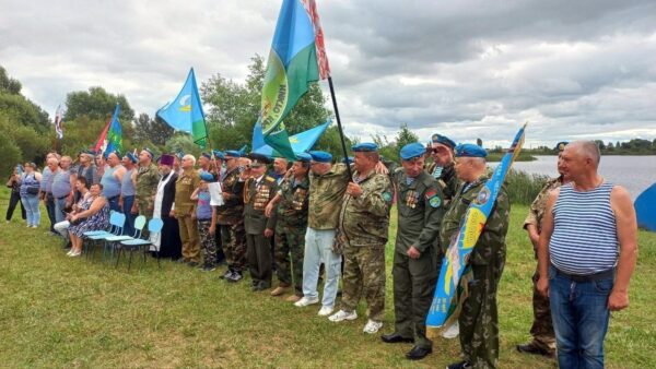 Протоиерей Феодор Пучинский освятил памятный знак ветеранам ВДВ