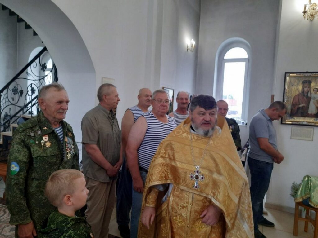 Протоиерей Феодор Пучинский освятил памятный знак ветеранам ВДВ