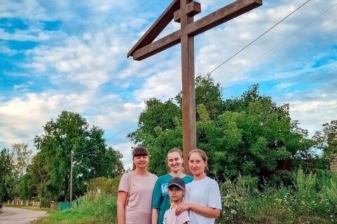 Участники Чашникского молодежного братства обновили поклонный крест в д. Слобода