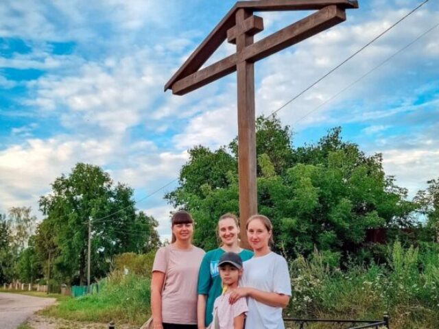 Участники Чашникского молодежного братства обновили поклонный крест в д. Слобода