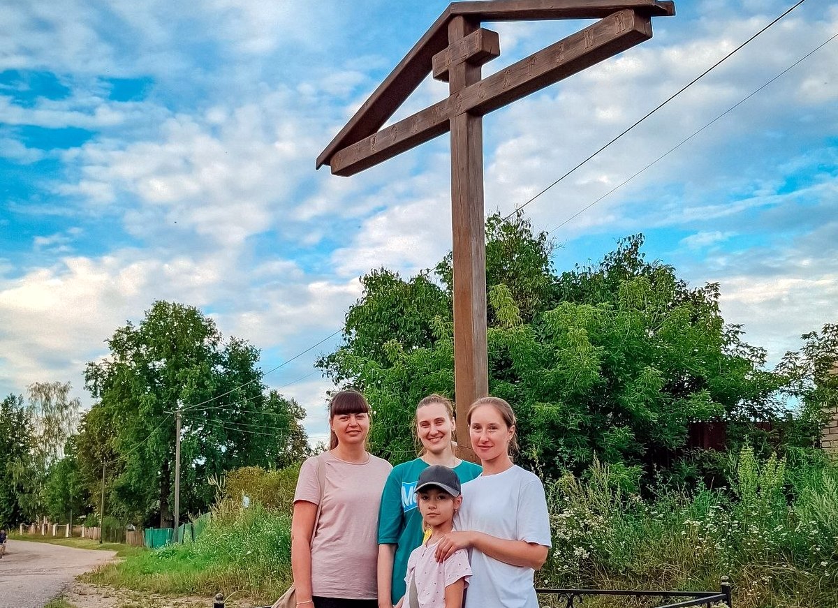 Участники Чашникского молодежного братства обновили поклонный крест в д. Слобода