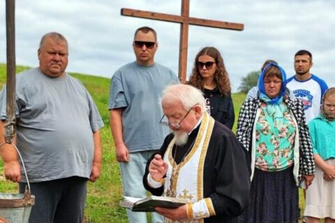 Протоиерей Владимир Коледа совершил молебен у криницы в деревне Тяпино