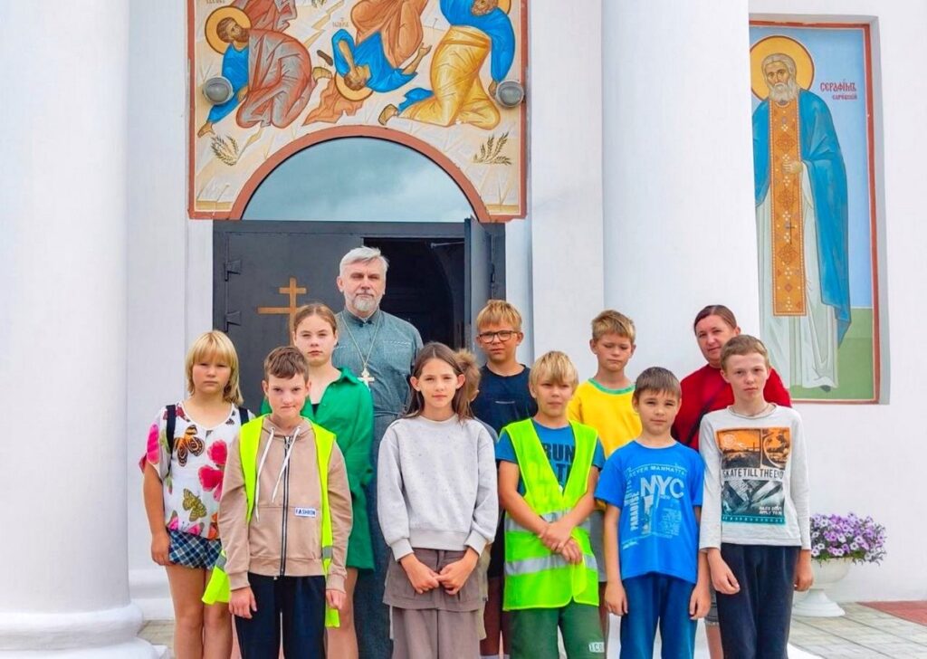 Иерей Сергий Федосеев провел со школьниками экскурсию по храму Преображения Господня