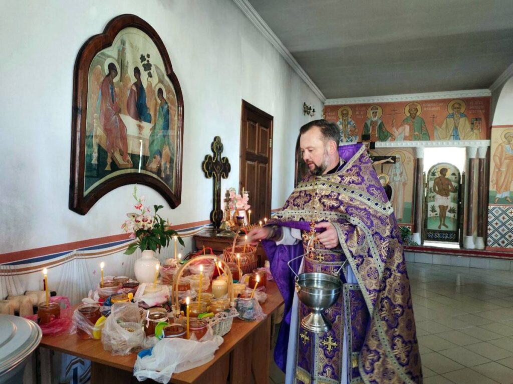 Иерей Вячеслав Пашкевич вместе с жителями Лиозно прошёл крестным ходом по улицам городского посёлка