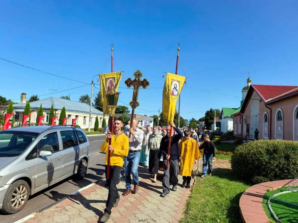 Иерей Вячеслав Пашкевич вместе с жителями Лиозно прошёл крестным ходом по улицам городского посёлка