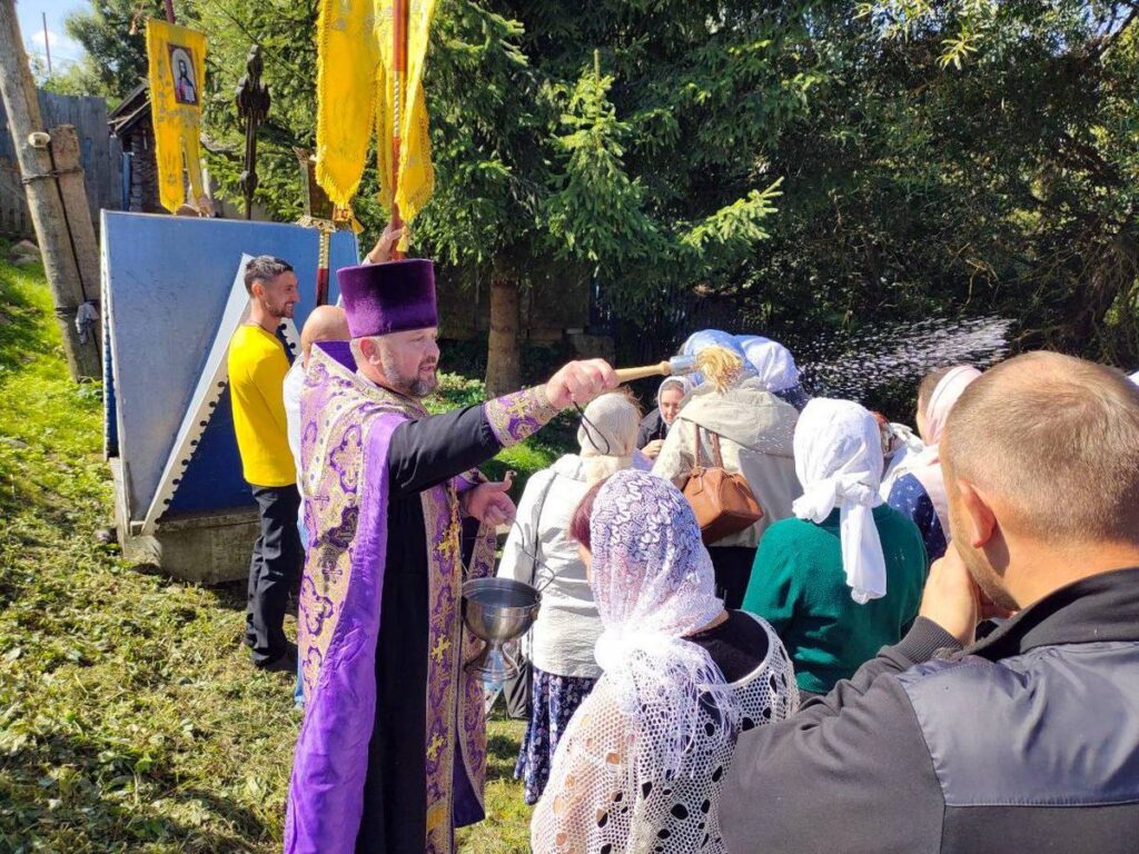 Иерей Вячеслав Пашкевич вместе с жителями Лиозно прошёл крестным ходом по улицам городского посёлка