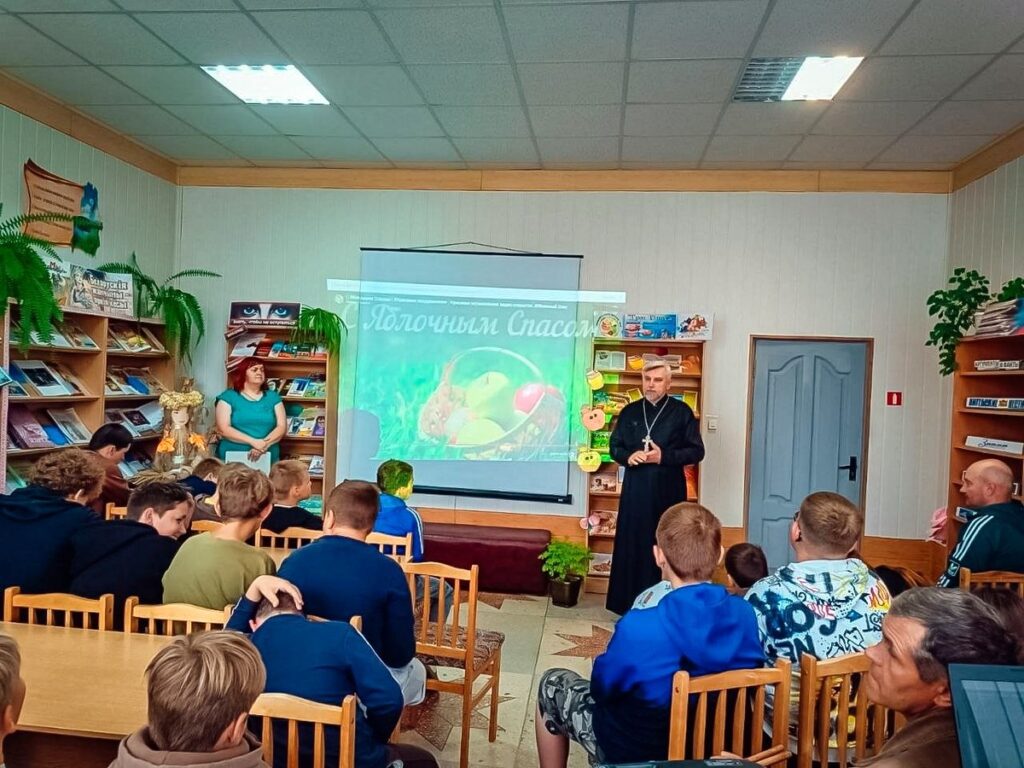 Иерей Сергий Федосеев принял участие в мероприятии «Фольклорные вечерки, яблочный денек»