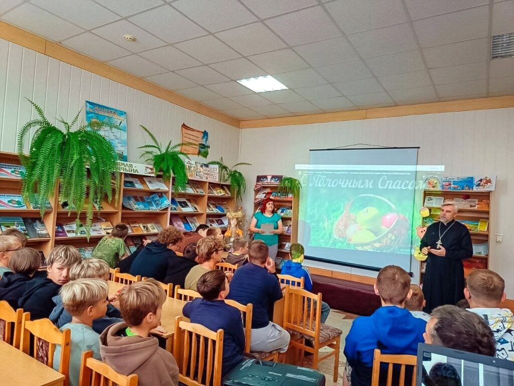 Иерей Сергий Федосеев принял участие в мероприятии «Фольклорные вечерки, яблочный денек»