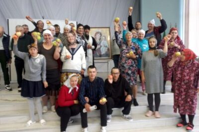 Иерей Игорь Шаповалов посетил Бабиничский социальный пансионат «Звездный»