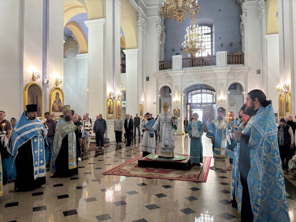 В канун праздника Успения архиепископ Димитрий возглавил всенощное бдение в Успенском кафедральном соборе Витебска