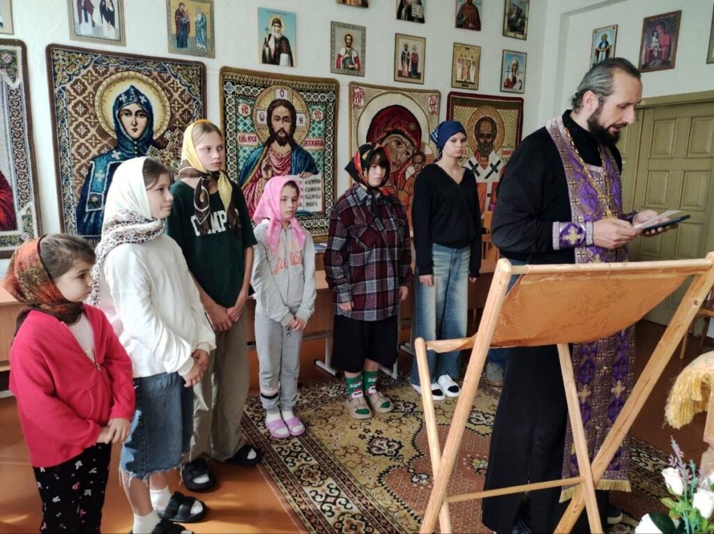 Иерей Сергий Помещиков и "Лучики добра" посетили детский приют в Больших Летцах