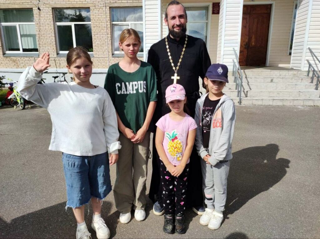 Иерей Сергий Помещиков и "Лучики добра" посетили детский приют в Больших Летцах