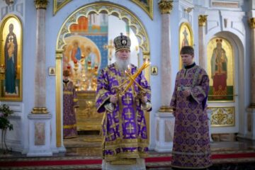 Архиепископ Димитрий возглавил Литургию в праздник Воздвижения Креста Господня