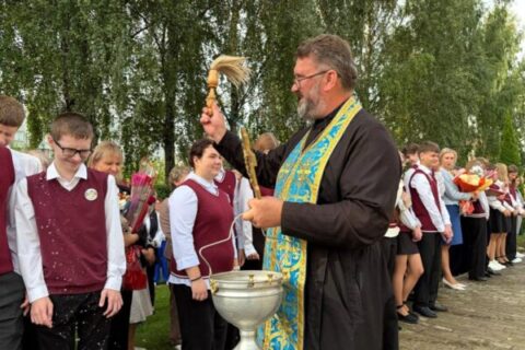 Иерей Сергий Денищиц посетил торжественную школьную линейку