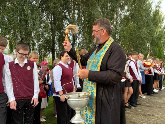 Иерей Сергий Денищиц посетил торжественную школьную линейку