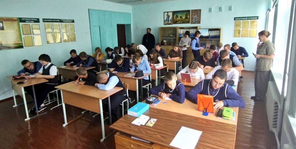 Представители Витебской епархии посетили Мошканскую среднюю школу им. А.К. Горовца Сенненского района
