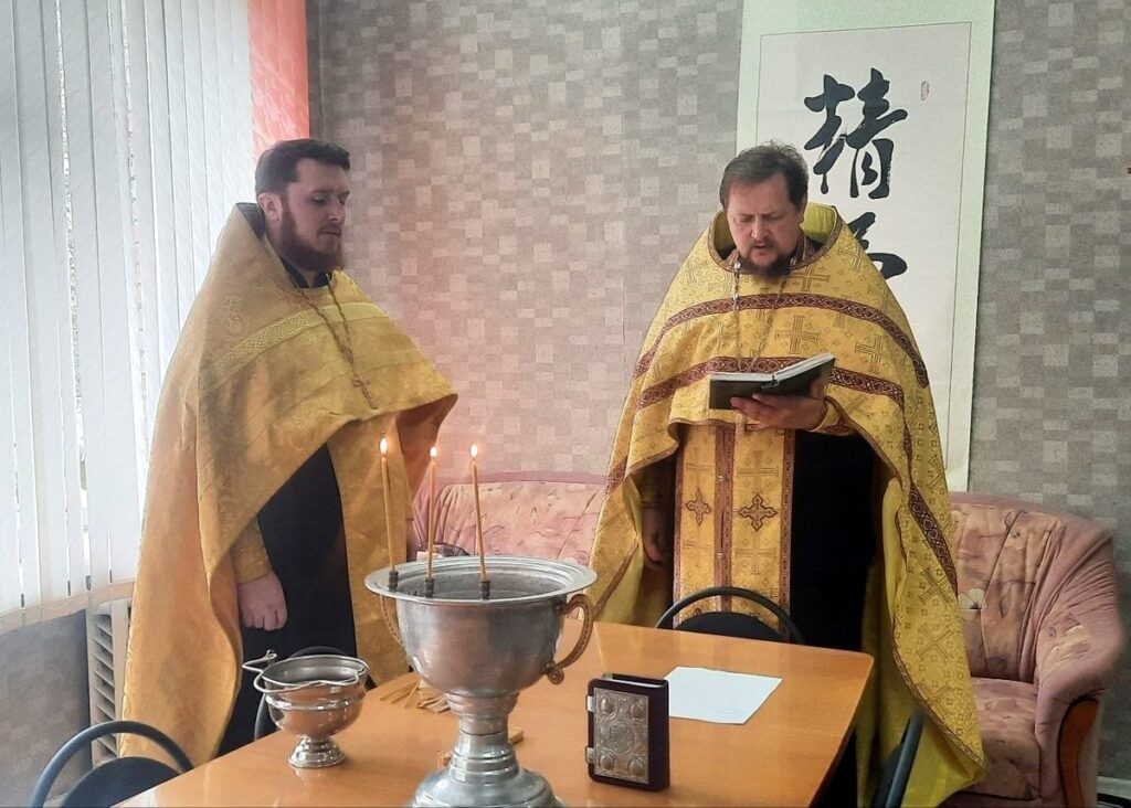 Иерей Виктор Гляд и иерей Георгий Совецкий совершили чин освящения средней школы № 44 Витебска