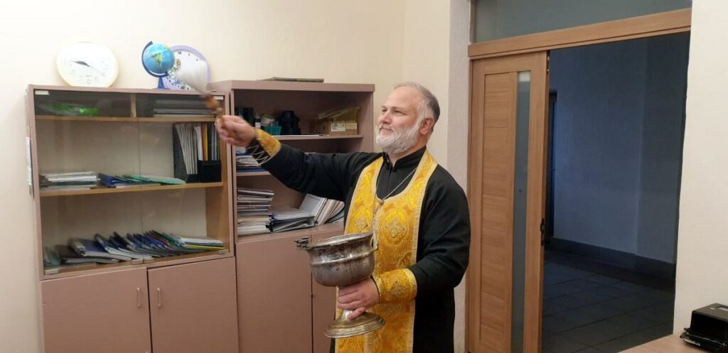В рамках сотрудничества Белорусской Православной Церкви и госучреждений иерей Александр Максимцов, настоятель храма святителя Николая Чудотворца Центрального благочиния г. Орши совершил освящение ГУО "Средняя школа № 7 г. Орши.