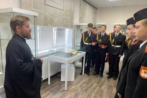 Иерей Дионисий Андреев провел экскурсию по выставке "Радость слова" для учащихся Витебского кадетского училища