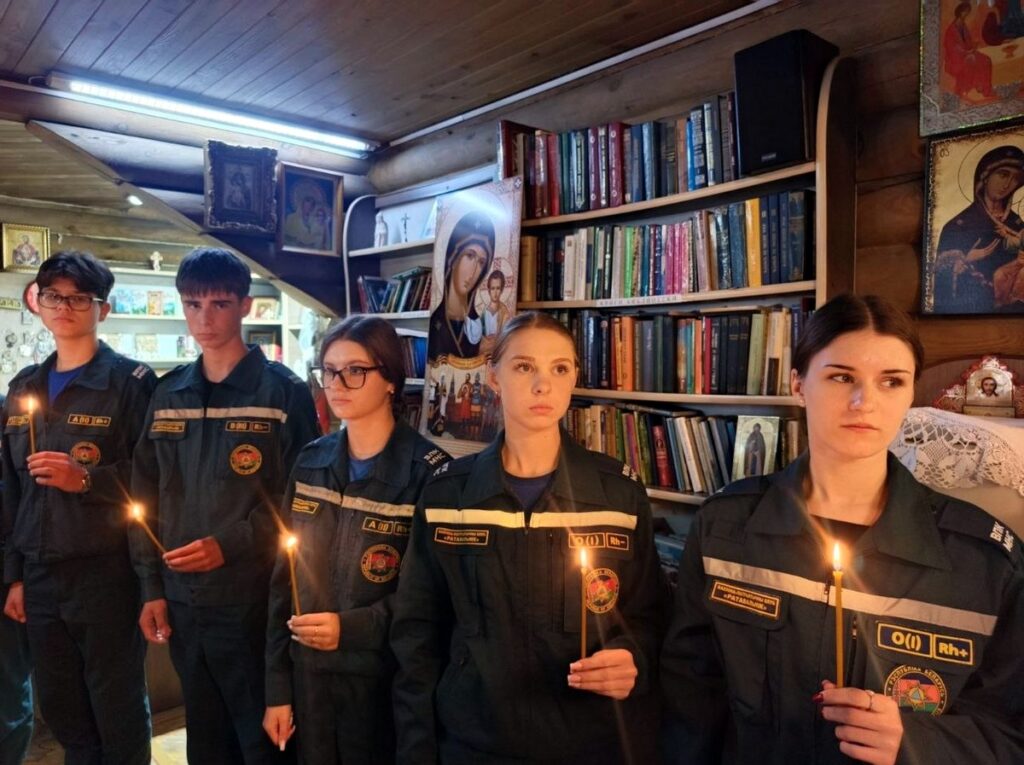 Воспитанники военно-патриотического клуба «Спасатель» приняли участие в молебне в храме Рождества Христова Витебска 