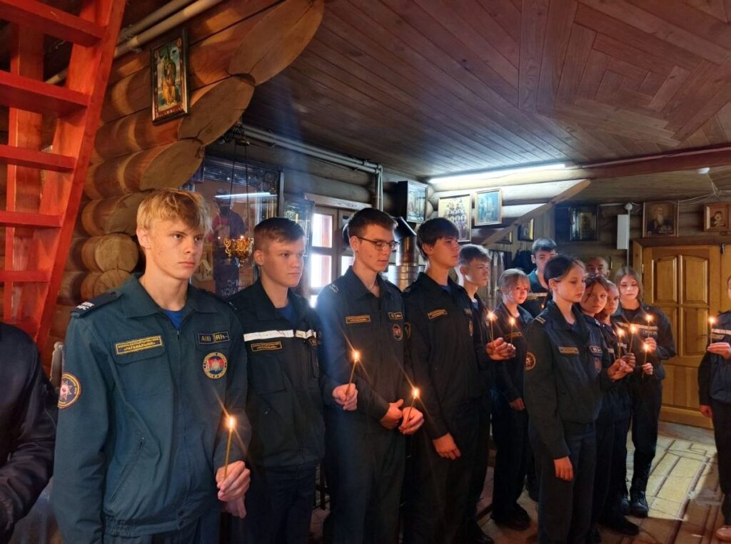 Воспитанники военно-патриотического клуба «Спасатель» приняли участие в молебне в храме Рождества Христова Витебска 