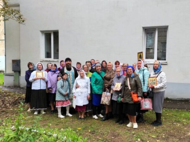 Иерей Николай Богданов с прихожанами совершили крестный ход к месту утраченного храма Рождества Пресвятой Богородицы Витебска