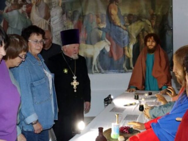 В Чашникском историческом музее открылась уникальная экспозиция восковых фигур из Санкт-Петербурга