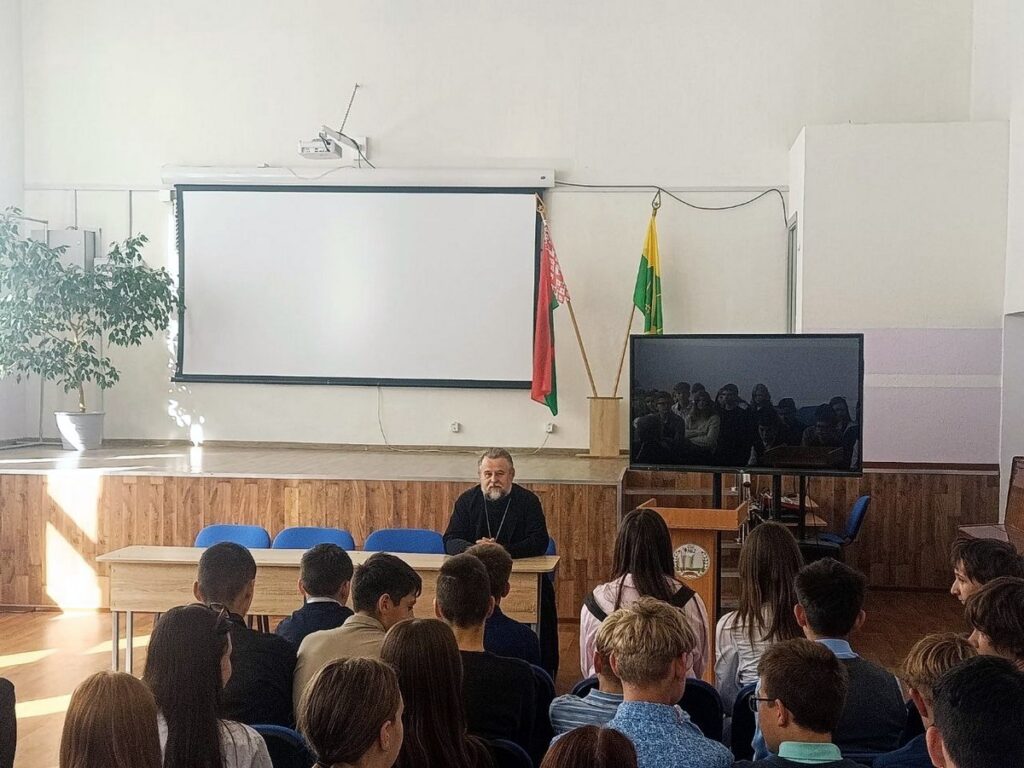 Протоиерей Николай Волочкович рассказал школьникам о важности почитания родителей