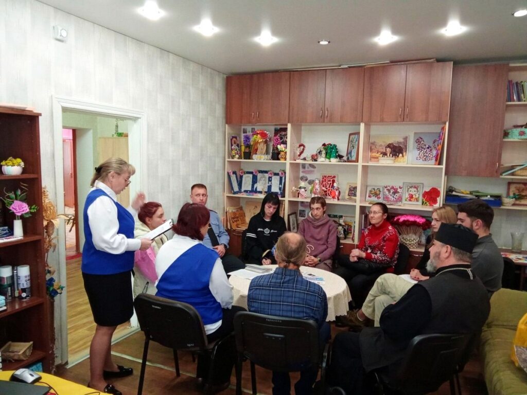 Благочинный Шумилинского округа посетил круглый стол "Услышать и помочь"