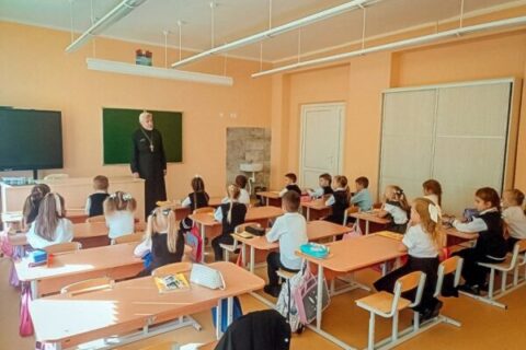 Иерей Сергий Федосеев провёл классный час для второклассников Чашникской гимназии