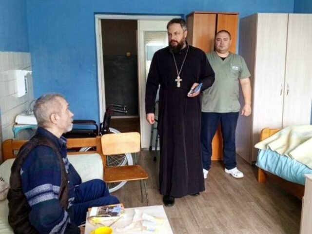 Иерей Андрей Денисов посетил подопечных Мошканской больницы сестринского ухода