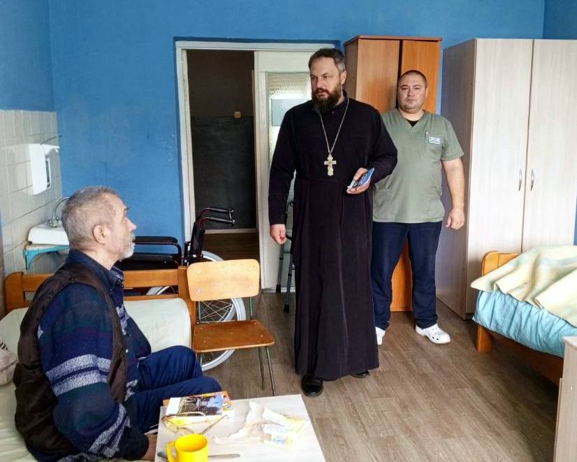 Иерей Андрей Денисов посетил подопечных Мошканской больницы сестринского ухода