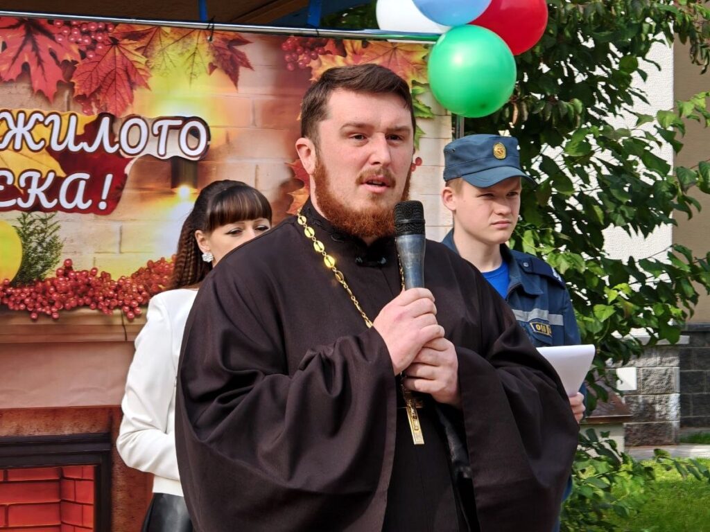 Иерей Георгий Совецкий посетил торжественное мероприятие в День пожилого человека в социальном пансионате «На Двине»